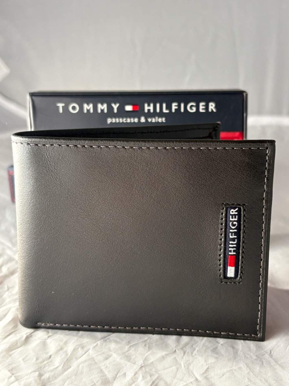 New Tommy Hilfiger Men’s Black Leather Passcase with Flag Logo
